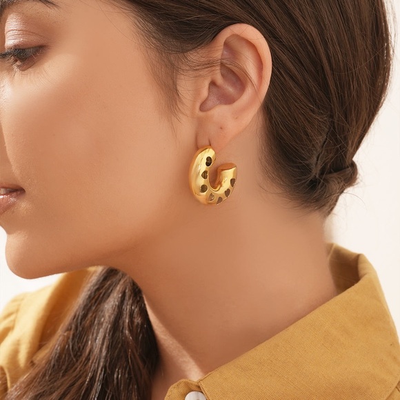 NEW💎18K Gold Plated Hollow Heart Design Chunky Hoop Earrings* - Picture 4 of 10